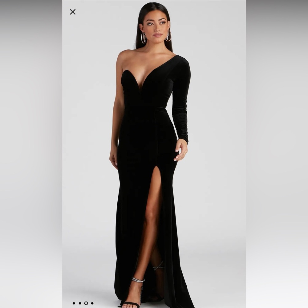 WINDSOR Cheyenne Formal One-Shoulder Velvet Dress